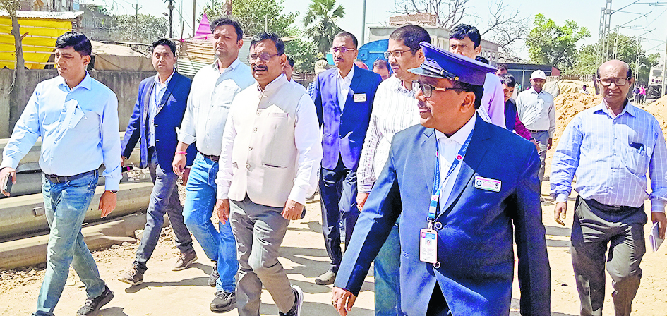 Ara News : डीआरएम ने आरा जंक्शन पर किया निरीक्षण रेलवे ट्रैक पर विकास कार्यों का लिया जायजा
