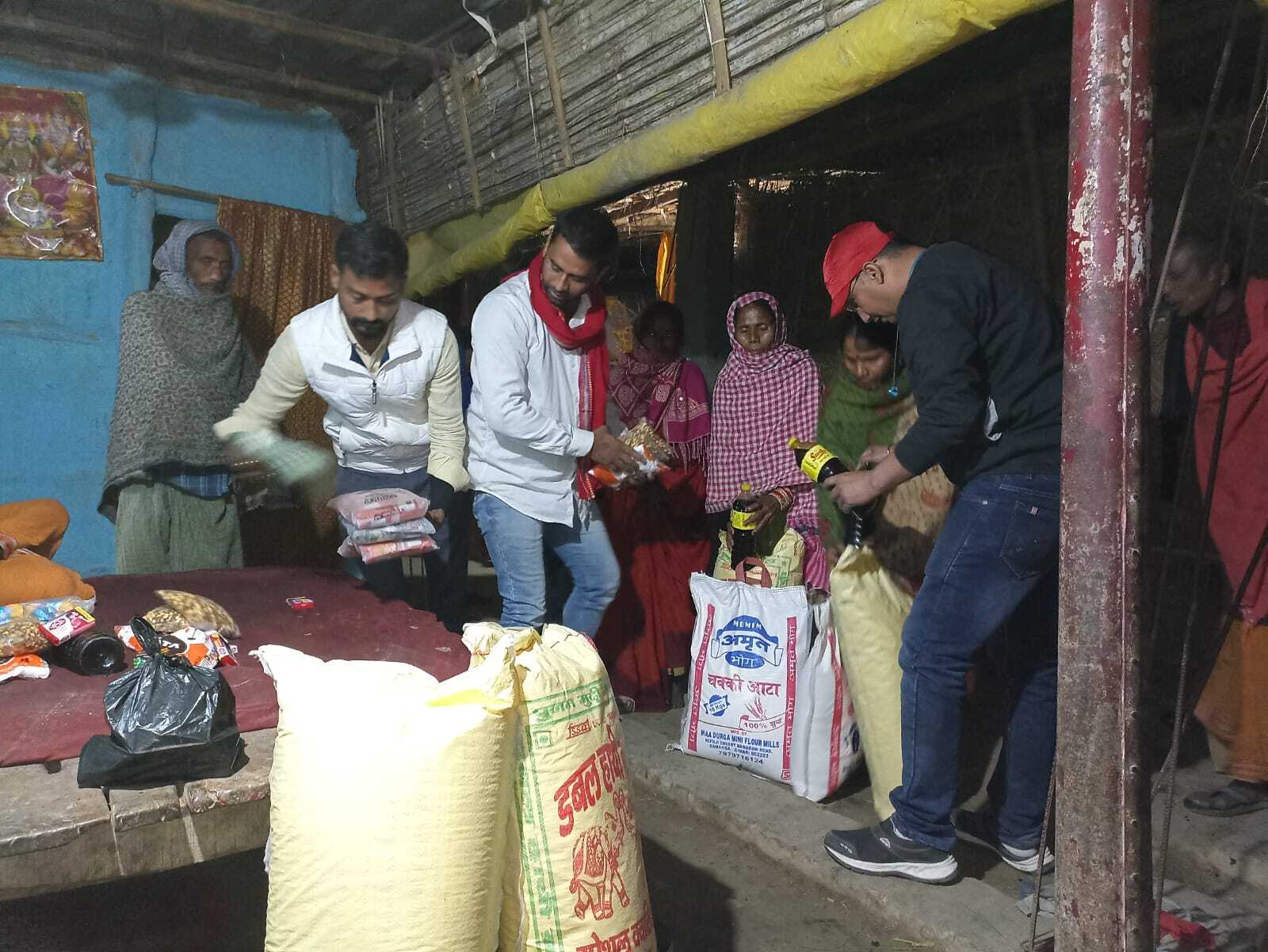 अग्नि पीड़ित परिवारों के बीच ब्राह्मण महासभा ने बांटी राहत सामग्री