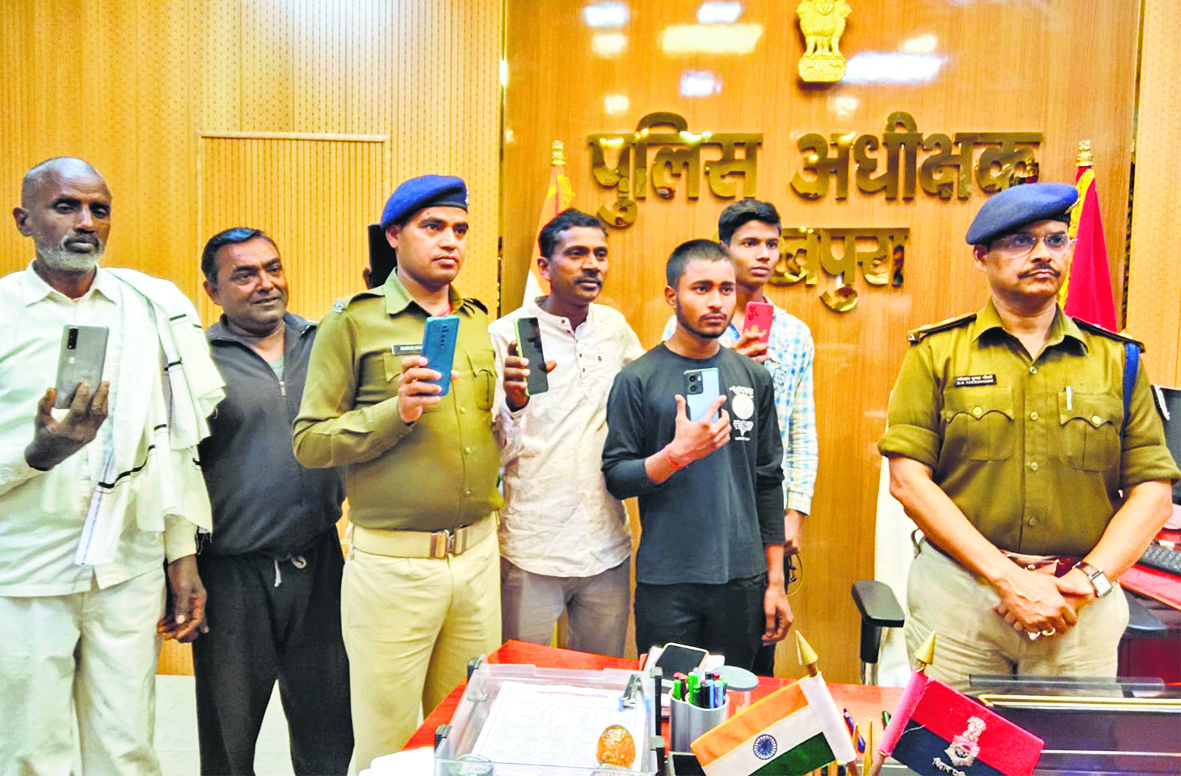 एसपी के हाथों खोए मोबाइल पाकर चेहरे पर लौटा मुस्कान