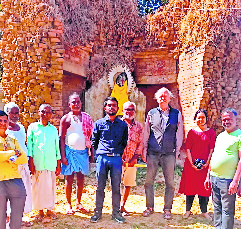 अमेरिकी प्रोफेसर ने तरारी के देव वरुणार्क में प्राचीन मूर्तियों का किया अध्ययन