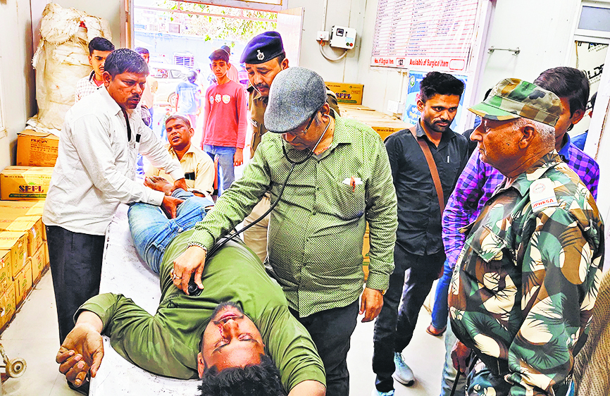 दो ट्रकों के बीच टक्कर में एक चालक की मौत, दूसरा चालक सहित दो अन्य घायल