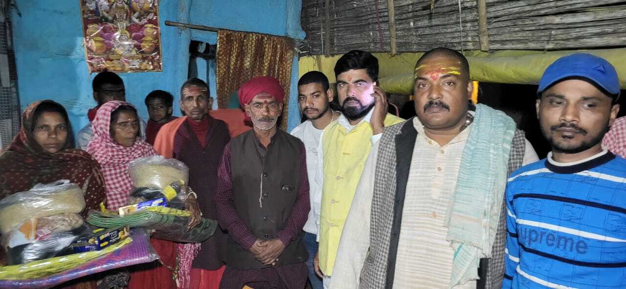 अग्नि पीड़ितों के बीच राष्ट्रीय ब्राह्मण महासभा ने की राहत सामग्री वितरित