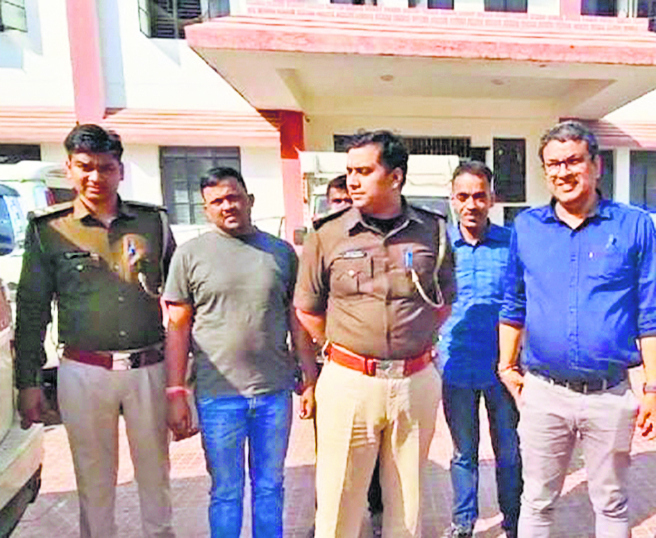 दारोगा बन सफारी से शराब तस्करी कर रहा था, उत्पाद विभाग ने पकड़ा