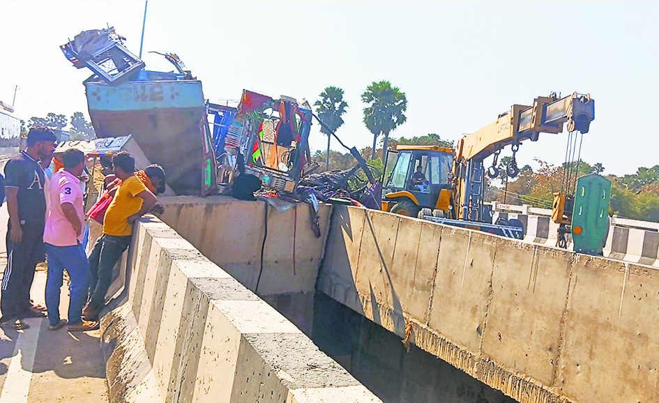 टायर फटने से ट्रक डिवाइडर से टकराई, दो की मौत