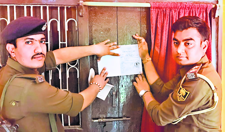 डायल 112 के चालक की हत्या में शामिल छह अभियुक्तों के घर पुलिस ने चिपकाया नोटिस