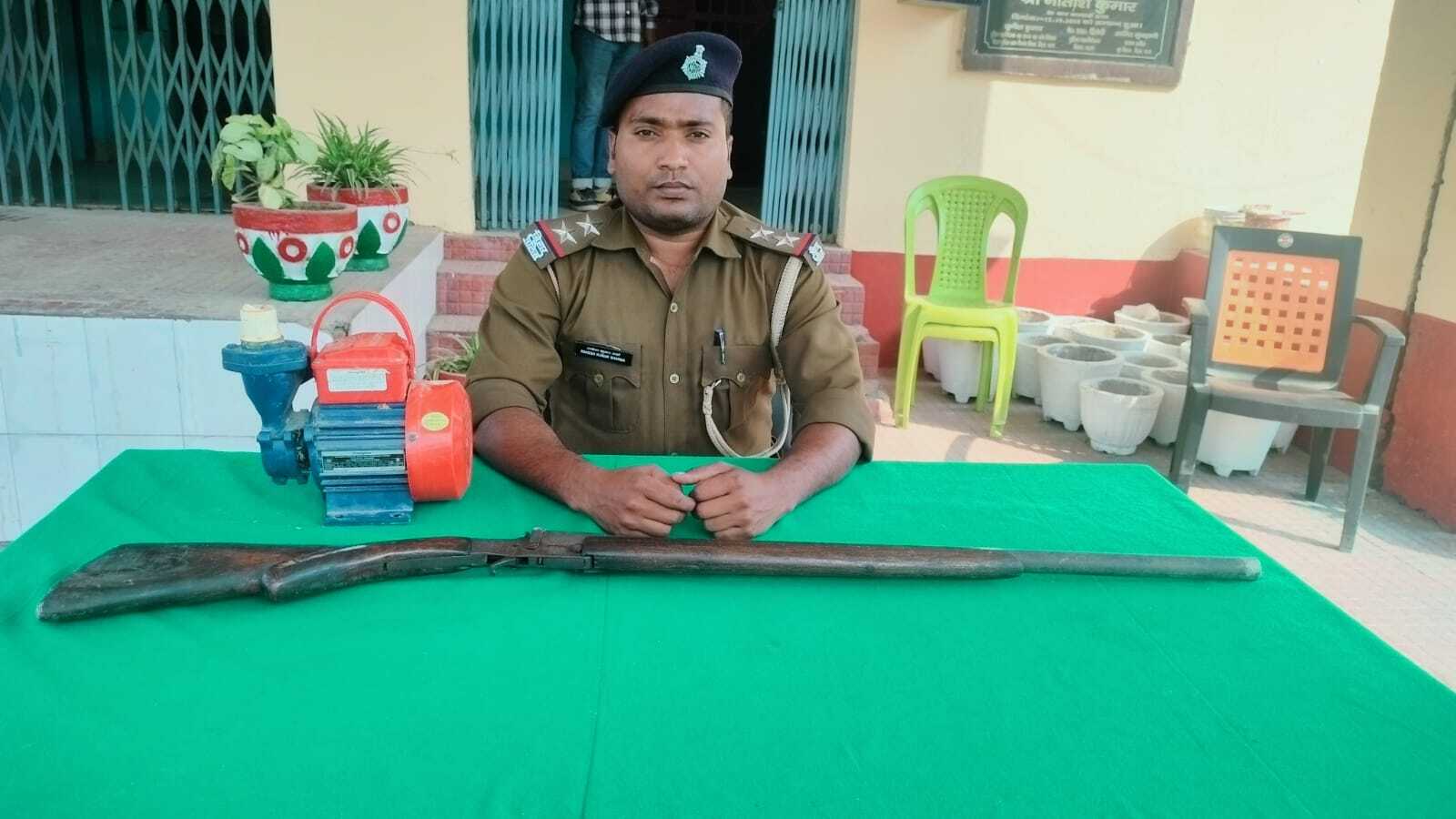 एक देसी मास्केट सहित चोरी का एक मोटर बरामद