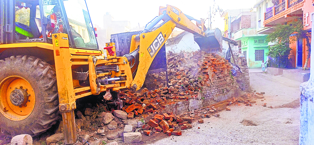 हाइस्कूल की भूमि से हटा कब्जा