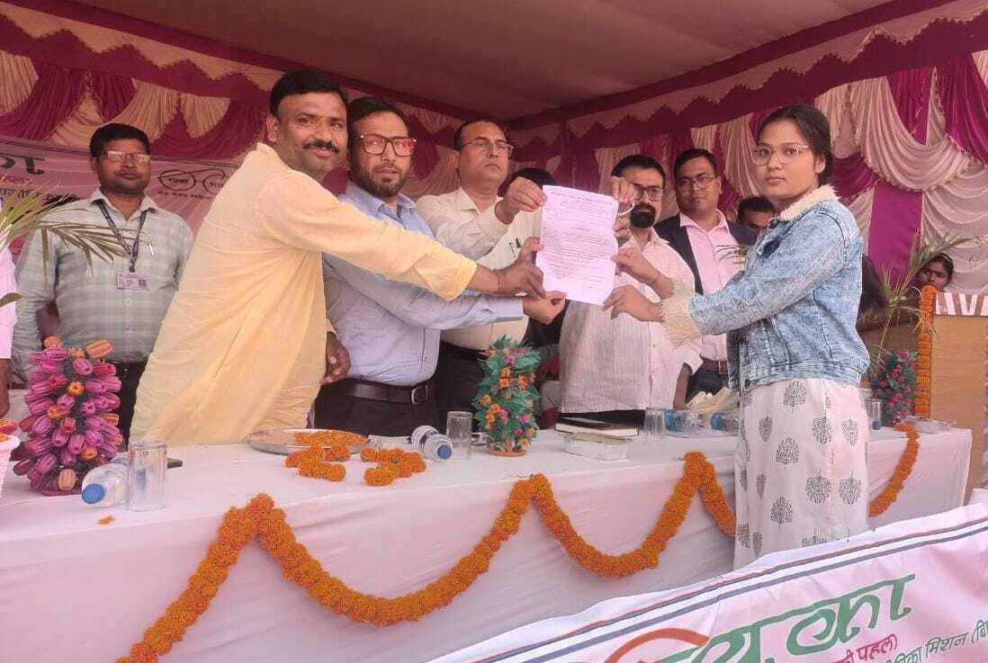 जॉब मेला में दिया गया नियुक्ति पत्र