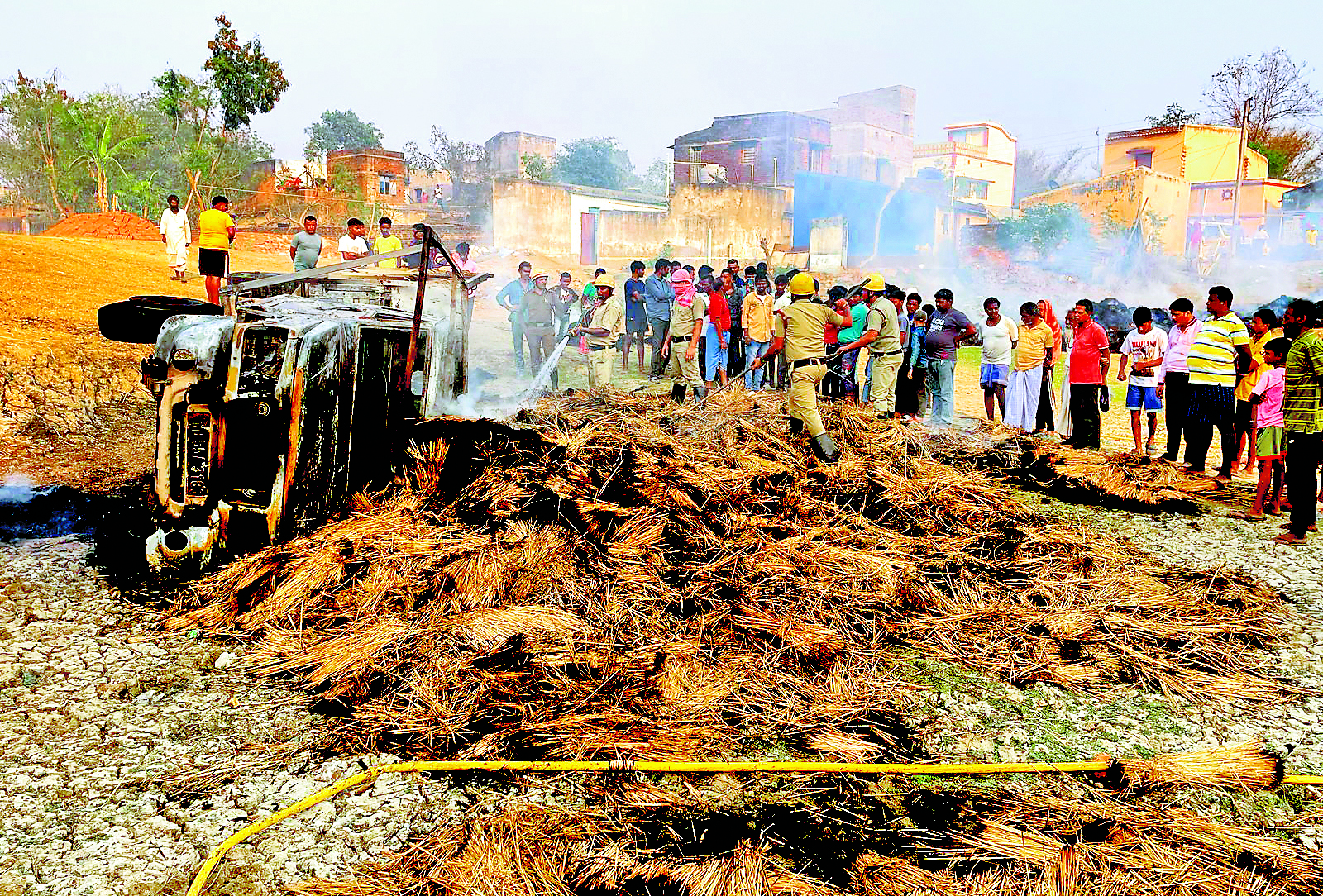 पुआल लदे पिकअप वैन में लगी आग, मची अफरा-तफरी