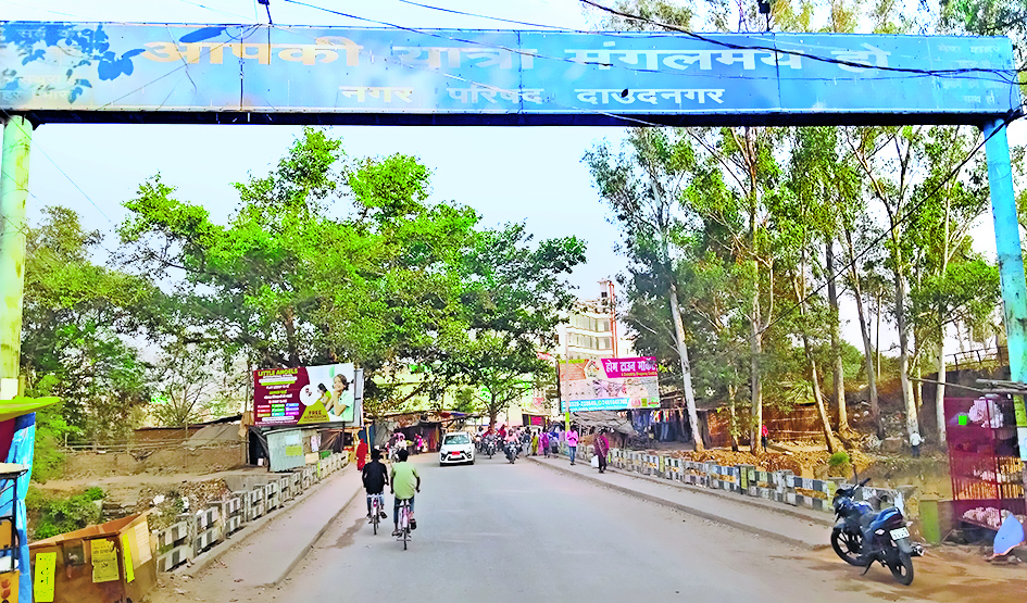 असामाजिक तत्व काट रहे सर्विस तार, शहर की खूबसूरती नहीं आ रही रास