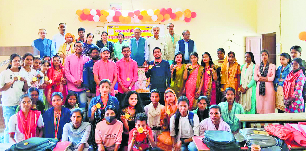 Gopalganj News : देवभाषा संस्कृत कई भाषाओं की जननी, इसके विकास के लिए दृढ़ संकल्प जरूरी : प्राचार्य
