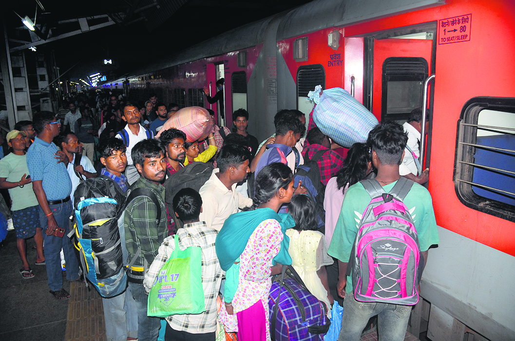 Ranchi News : बिहार व यूपी जानेवाली किसी भी ट्रेन में सीट नहीं, यात्री परेशान
