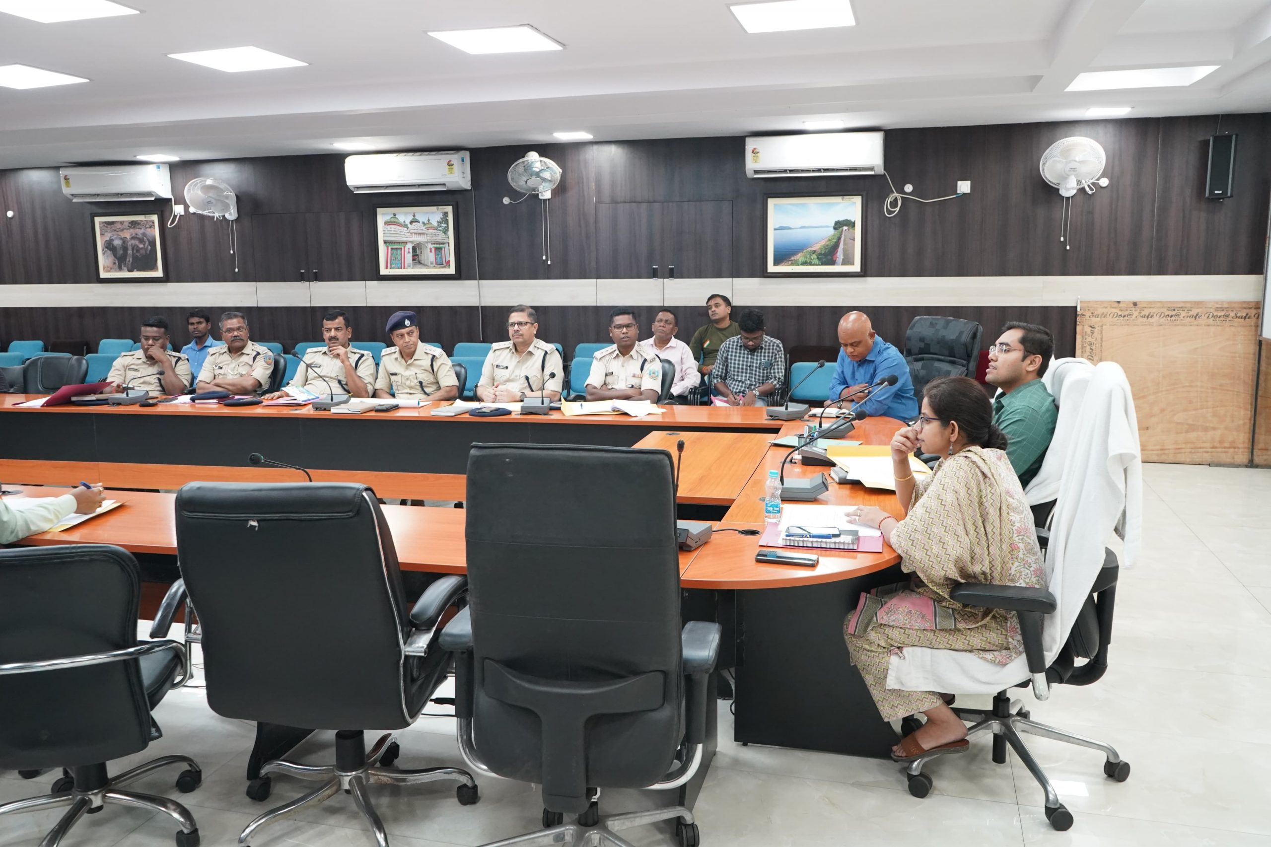 Jamshedpur news. प्रधानमंत्री सूर्य घर बिजली योजना के लाभुकों की संख्या बढ़ायें सभी विभाग : अनिकेत सचान