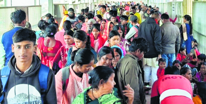 Chhapra News : ट्रेनों में खाली नहीं हैं सीटें, होली में घर आने के लिए करनी पड़ रही मशक्कत