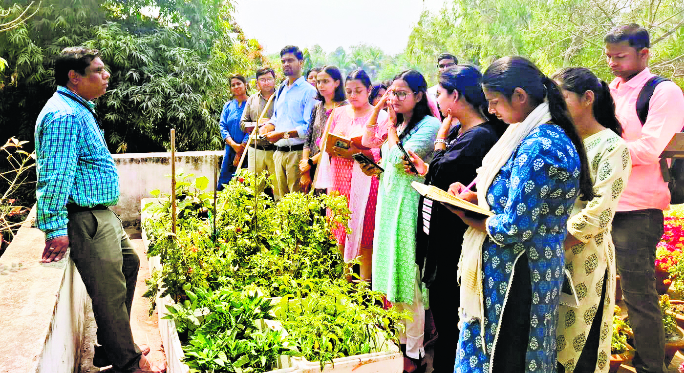 जिला कृषि कार्यालय के कार्यों से रूबरू हुई ट्रेनी कृषि पदाधिकारियों की टीम