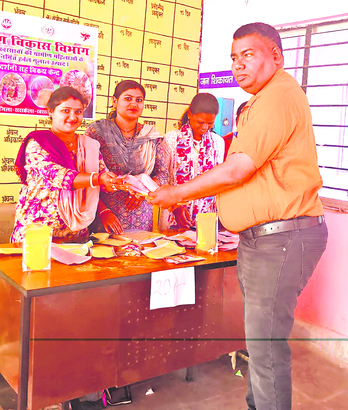 हर्बल गुलाल से ग्रामीण उद्यमिता को मिल रहा बढ़ावा