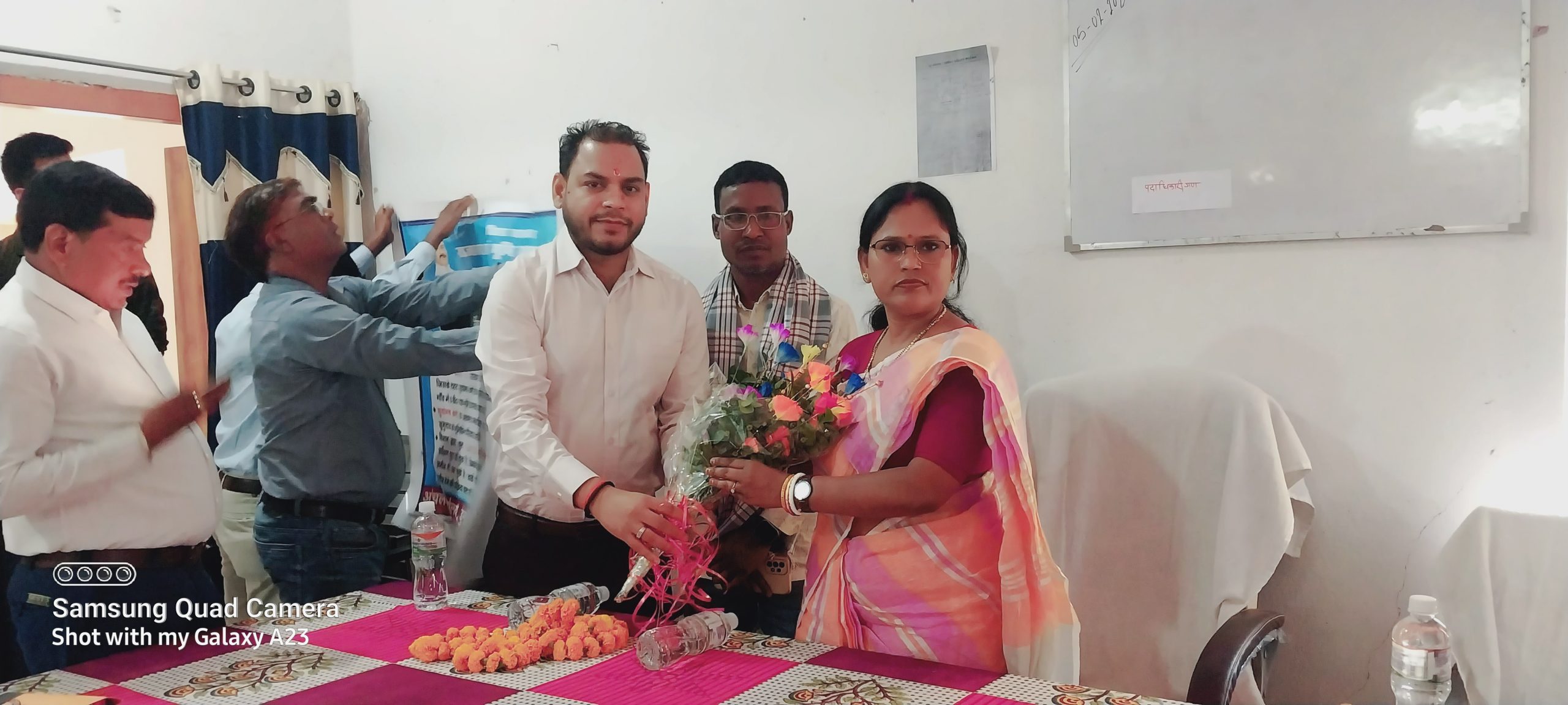 28 भूमिहीन परिवारों को विधायक ने दिये वासगीत पर्चे