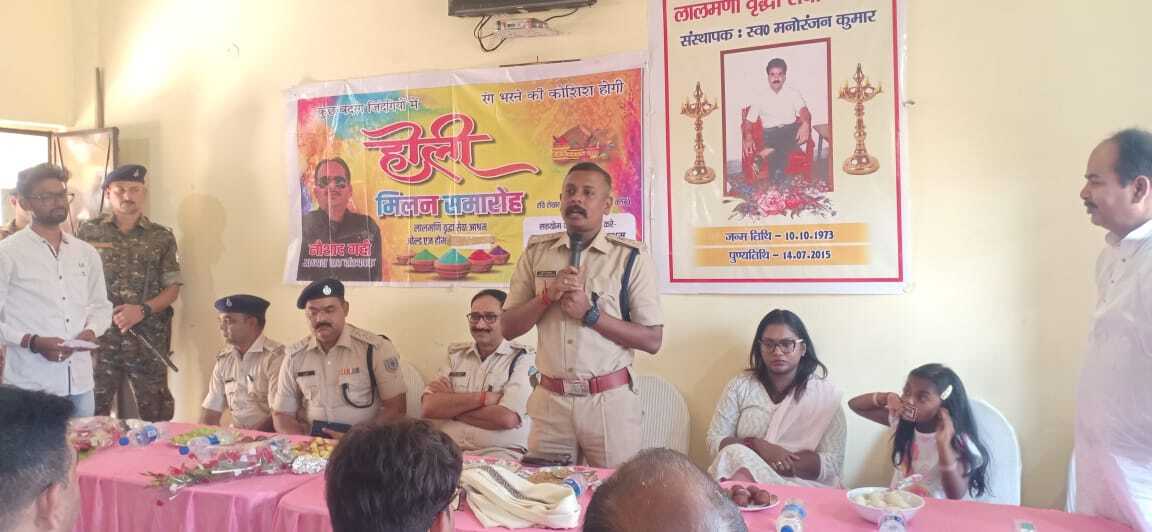 Dhanbad News: एसएसपी ने वृद्धाश्रम में सपत्नीक मनायी होली