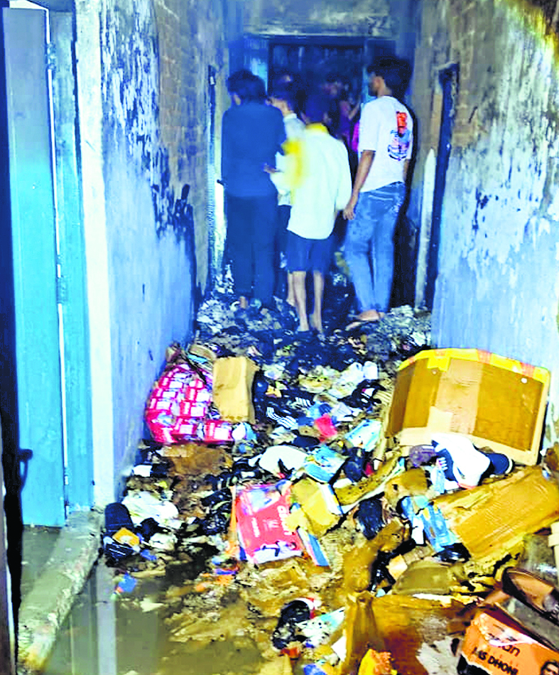 Gopalganj News : बराैली में जूता-चप्पल के गोदाम में लगी आग, हजारों की संपत्ति हुई राख, फायर ब्रिगेड ने पाया काबू
