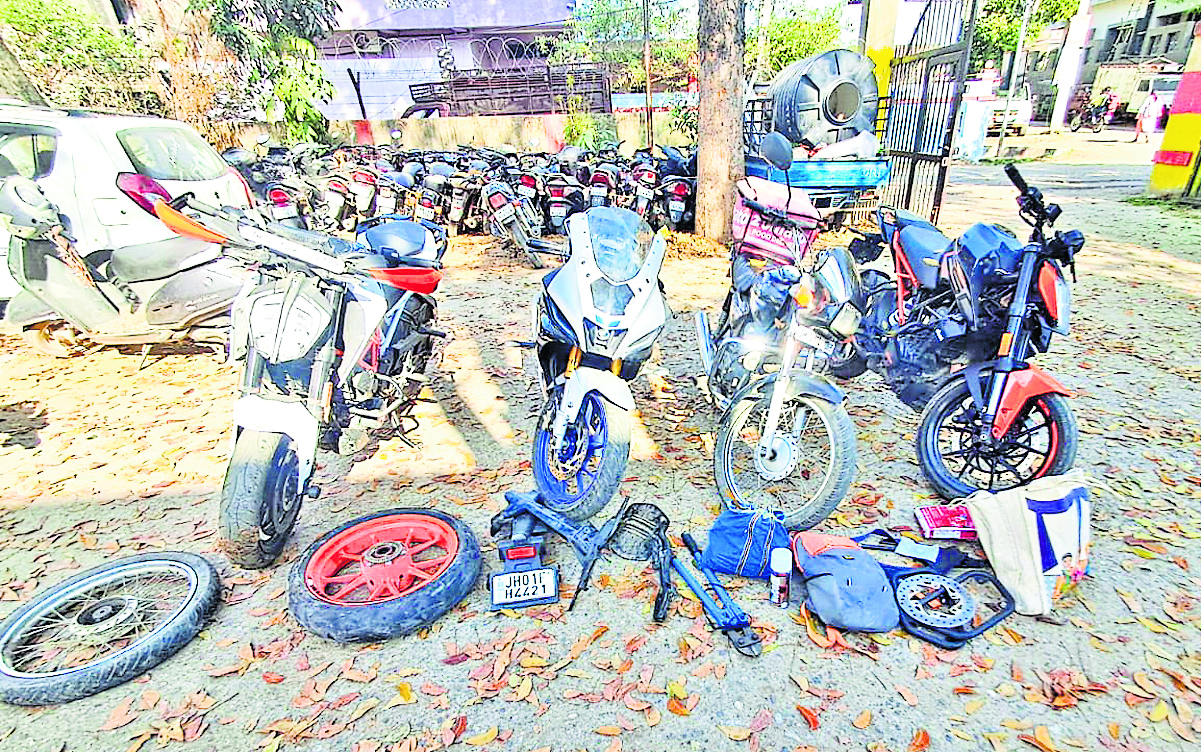 Crime News : बाइक चोर गिरोह का खुलासा, छह गिरफ्तार
