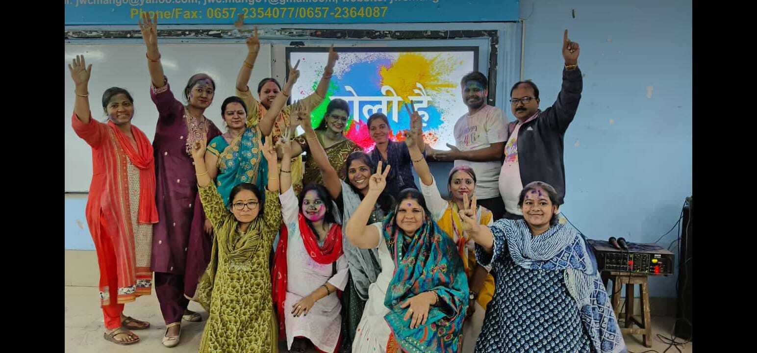 Jamshedpur news. वर्कर्स कॉलेज में शिक्षक-शिक्षिकेतर कर्मियों ने खेली होली