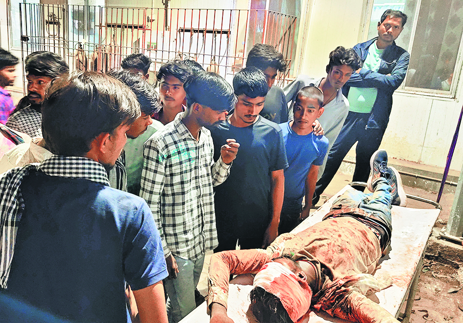 सड़क दुर्घटनाओं में एक युवक की मौत, जबकि दर्जन भर लोग हुए घायल