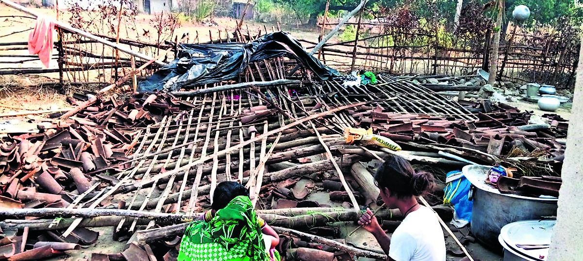 Rourkela News: घर की छप्पर ढहने से पिता की मौत, दो नाबालिग बच्चे बाल-बाल बचे