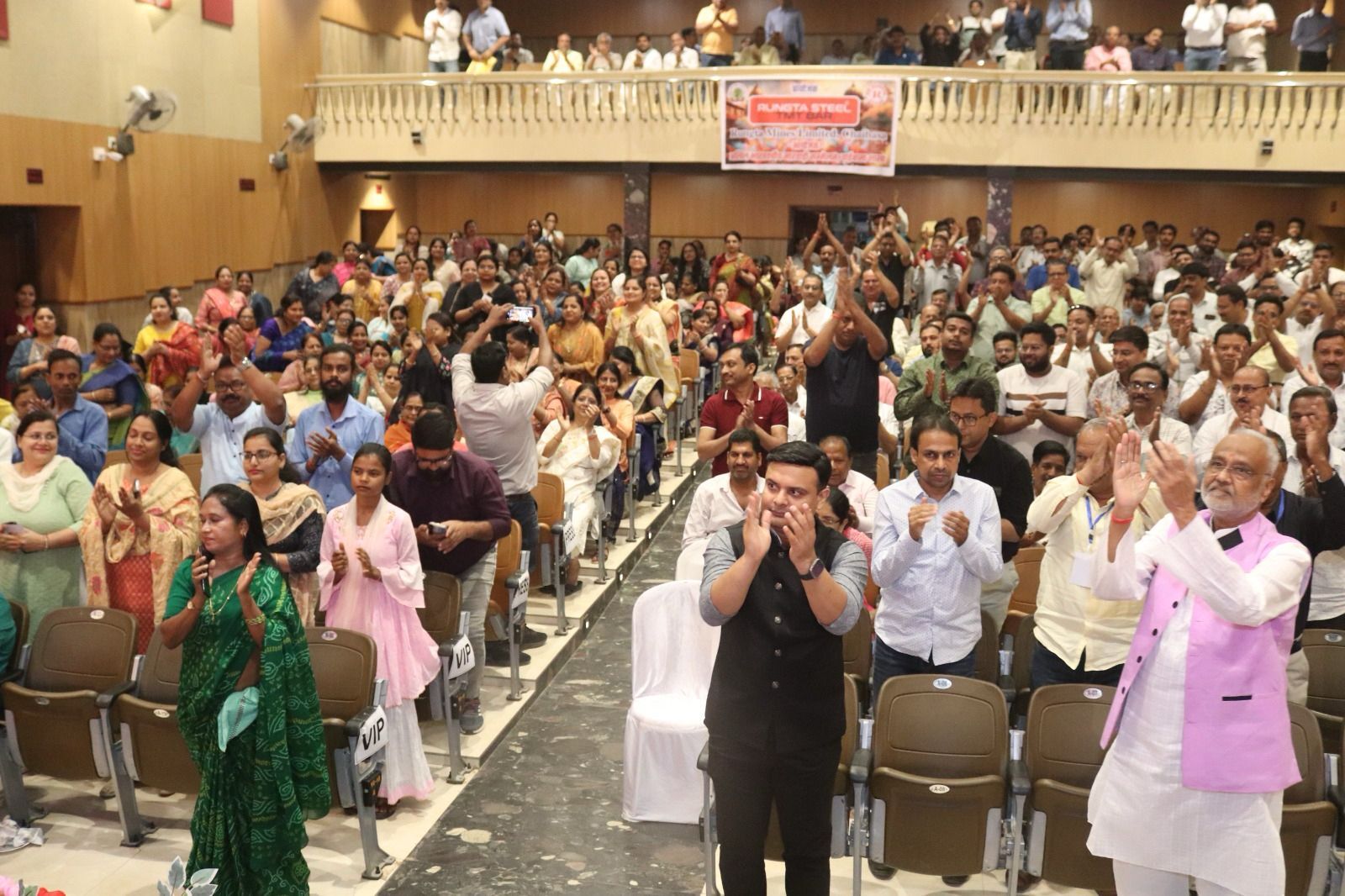 Chaibasa News : होली में होती है रंगों की बौछार रसिया…पर थिरके लोग
