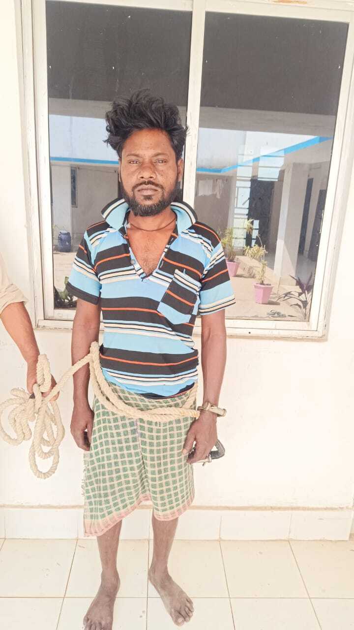 East Singhbhum News : धालभूमगढ़ : नशा से रोकने पर वृद्ध पिता को डंडे से पीटा, इलाज नहीं मिलने से मौत