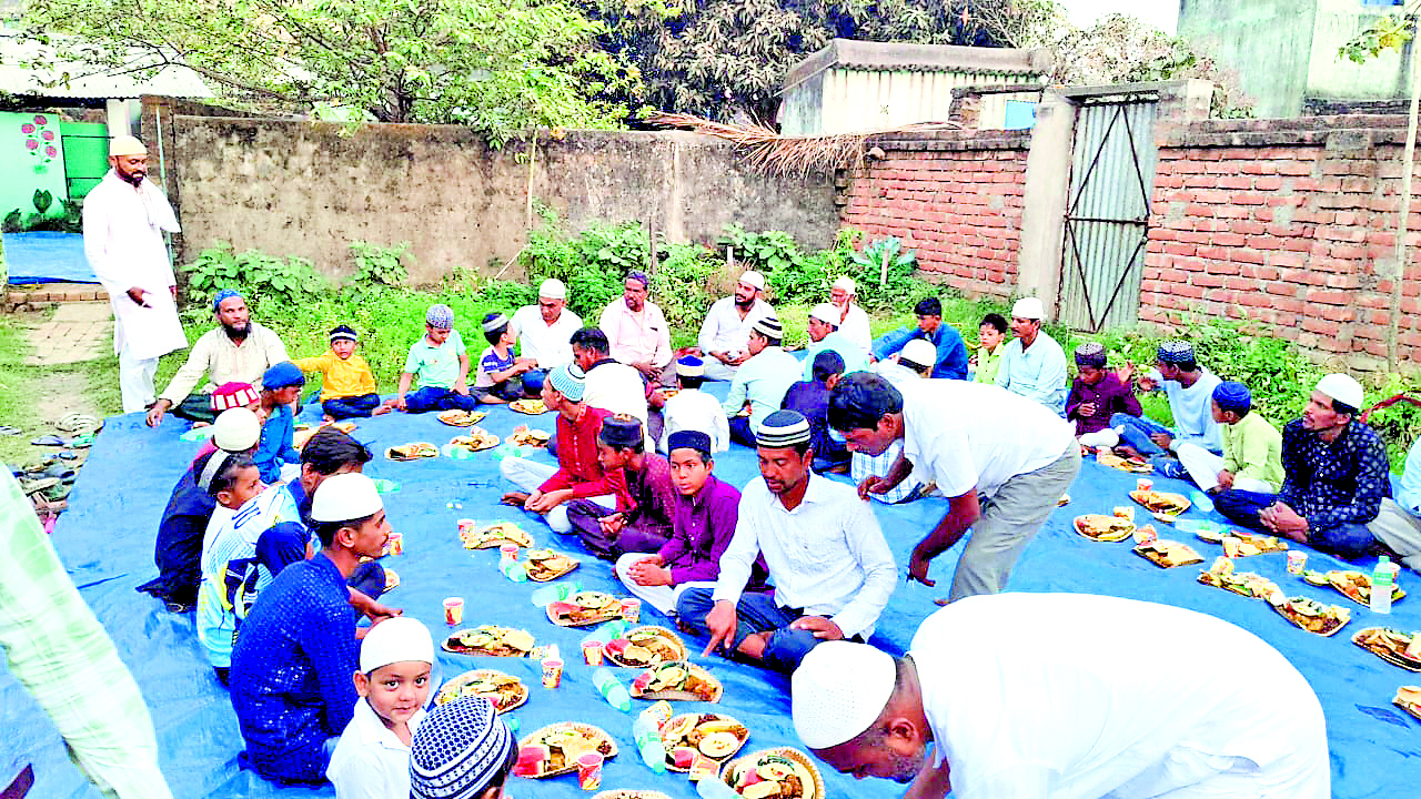 मलंग बाबा की दरगाह पर सर्वधर्म इफ्तार का एहतमाम