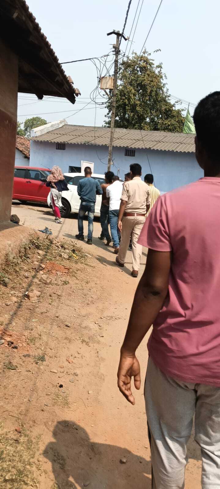 Jamshedpur news. स्कूली बच्चों पर जानलेवा हमला करने वाले युवक को पुलिस को किया सुपुर्द