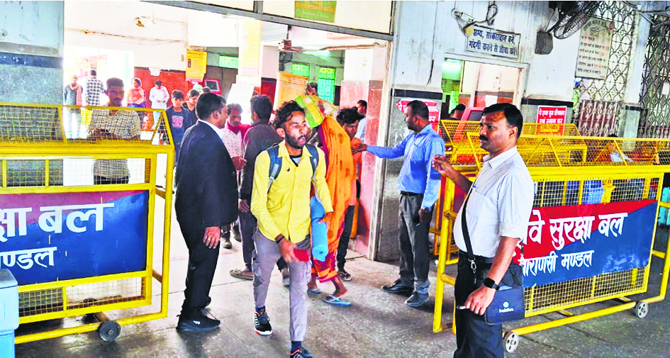 Chhapra News : कई प्रमुख ट्रेनों में सीटें नहीं है खाली, वापसी के लिए करनी पड़ रही मशक्कत