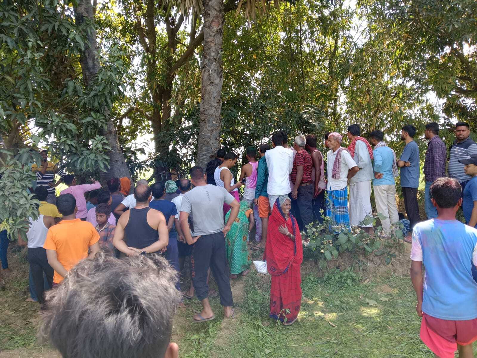 Bhagalpur news पेड़ से लटका मिला युवक का शव, हत्या की आशंका