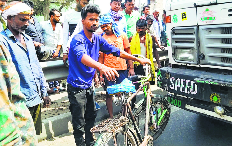 तेज रफ्तार पिकअप वैन ने साइकिल सवार मजदूर को कुचला, मौत