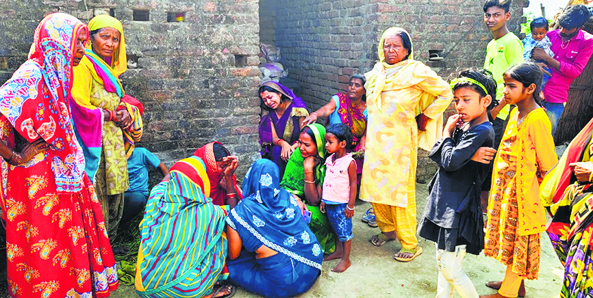 Gopalganj News : शव को जलाने के दौरान मौके पर पहुंच गयी पुलिस, चिता पर से किया जब्त