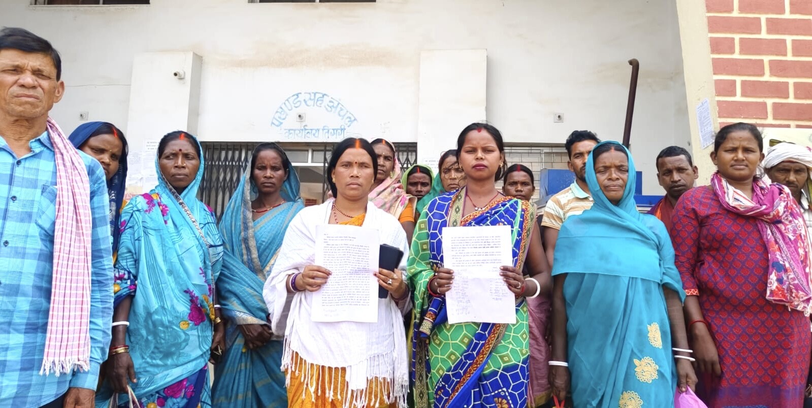 Giridih News: रजिस्टर टू की प्रतिलिपि नहीं देने के विरोध में किजपा नेताओं ने प्रदर्शन किया