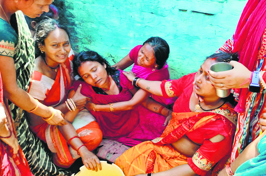 Gopalganj News : बेंगलुरु से तीनों युवकों के शव घर पहुंचने पर गम व गुस्से में दिखे लोग, पुलिस रही अलर्ट