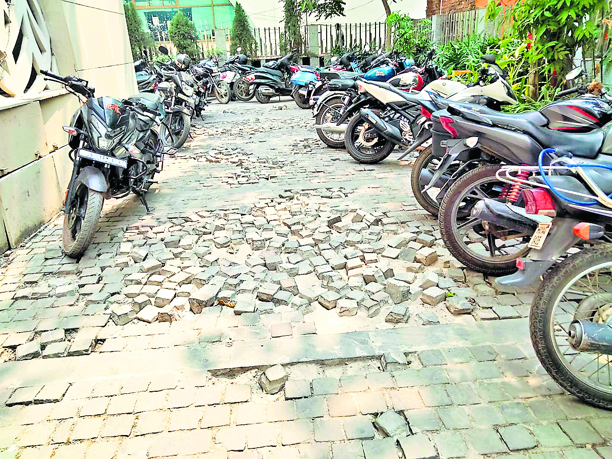 Ranchi News : नगर निगम परिसर की पार्किंग बेहाल