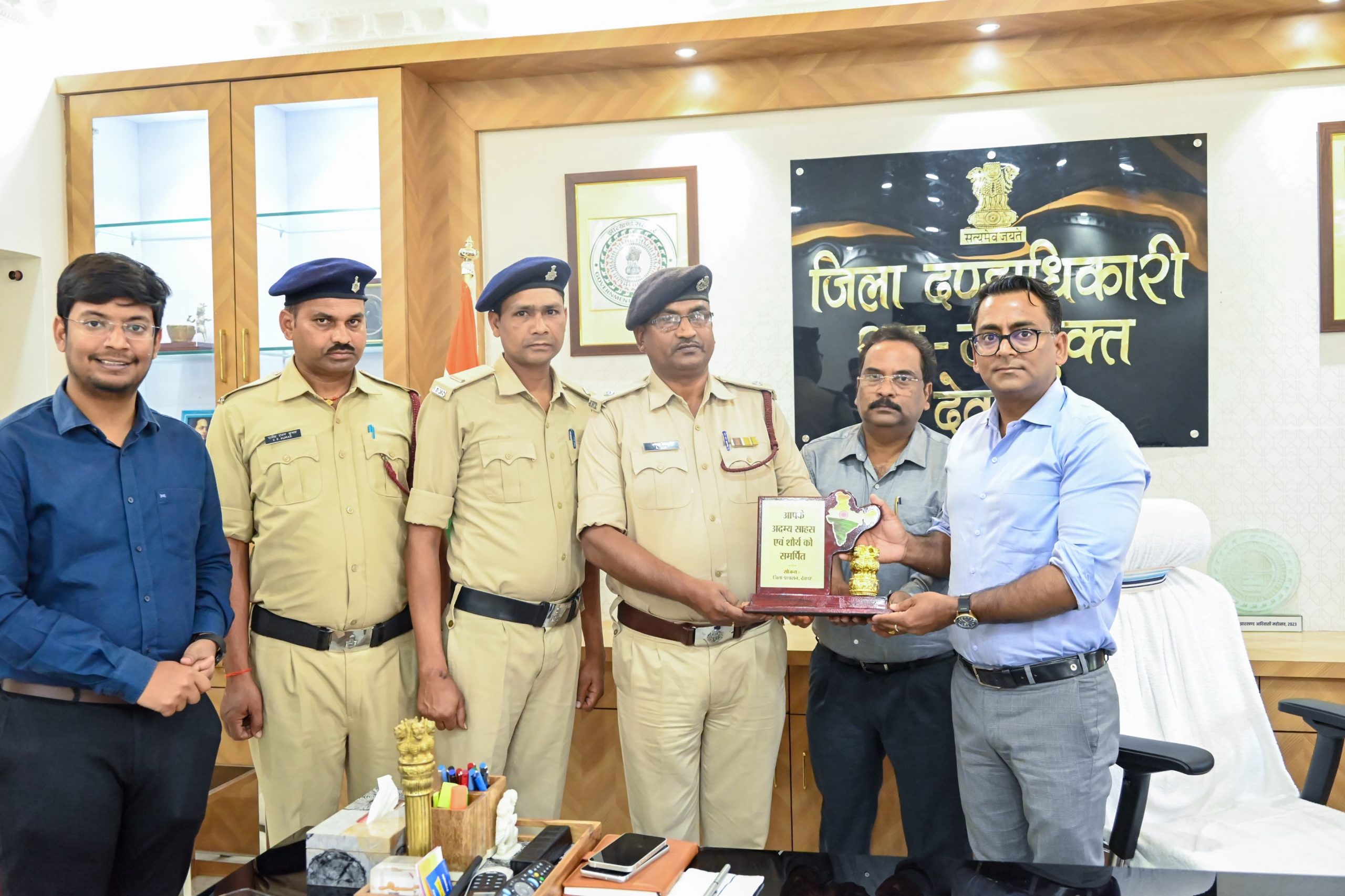 Deoghar news : डीसी ने अग्निशमन विभाग के अधिकारियों व कर्मियों को किया सम्मानित