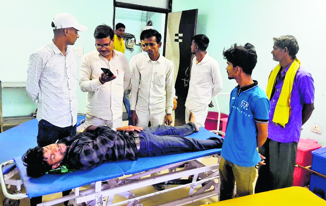 शौच कर घर लौट रहे युवक को बदमाशों ने मारी गोली, जख्मी