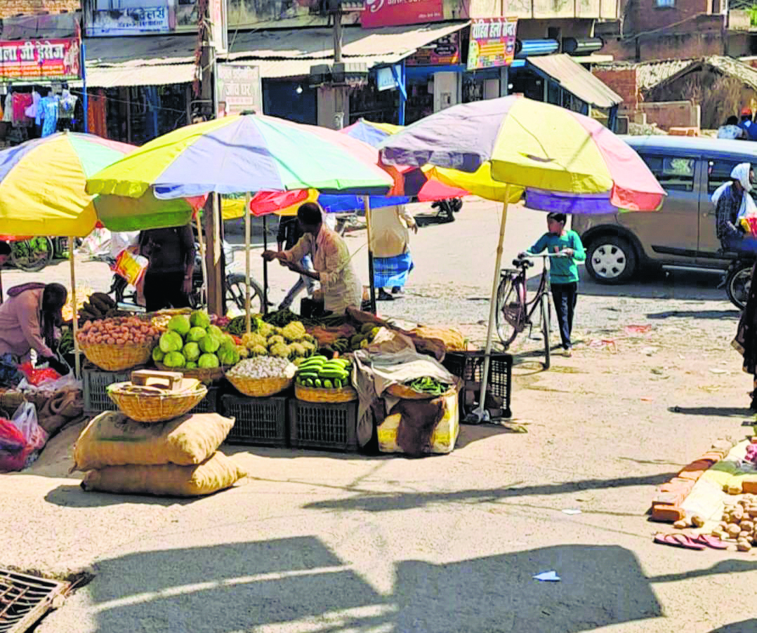 Chhapra News : रसूलपुर में सड़क पर सजी दुकान, पैदल चलने वाले परेशान