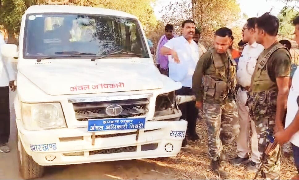 Giridih News: बालू लदे ट्रैक्टर ने सीओ की गाड़ी में मारी टक्कर, डाला छोड़ इंजन लेकर भागा