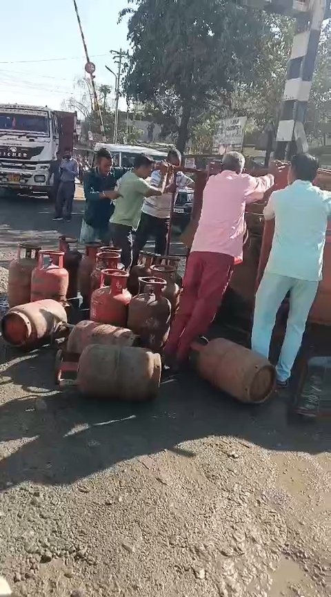 Giridih News: एलपीजी गैस सिलिंडर लदा टेंपो पलटा, बाल-बाल बचे लोग
