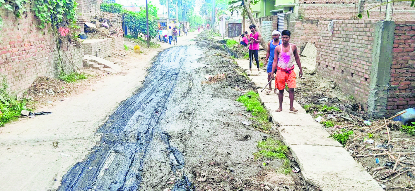 Chhapra News : शीतलपुर में बीच सड़क पर फेंका जा रहा नाले का कीचड़, आवागमन में परेशानी