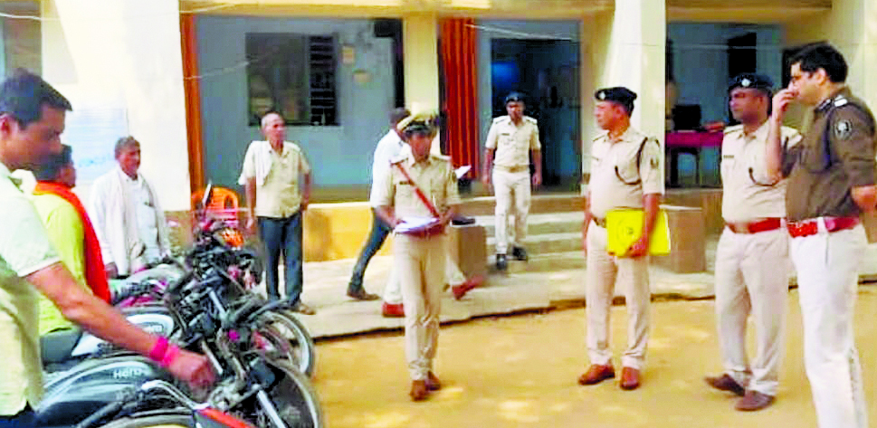 एसपी ने वाहन मालिकों को सौंपी जब्त की गयीं सात बाइकें