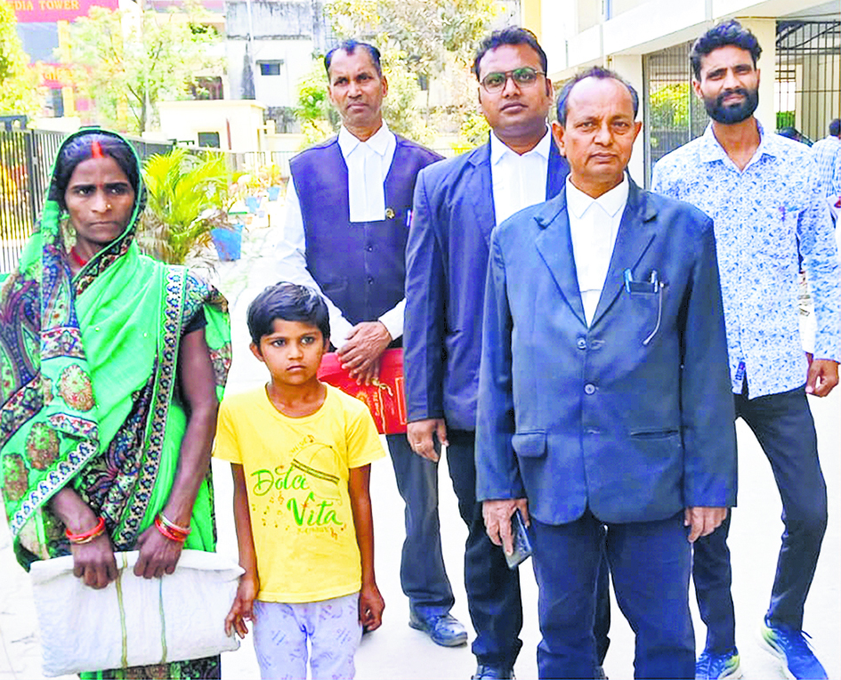 Gopalganj News : इंसाफ के लिए अपनी मां के साथ सात साल की बच्ची कोर्ट में पहुंची, कहा- खेत के लिए बड़ी मम्मी व दीदी ने मेरे भाई काे मार डाला