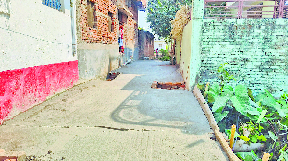 buxar news : बिना ईंट सोलिंग के सड़क की हो रही ढलाई