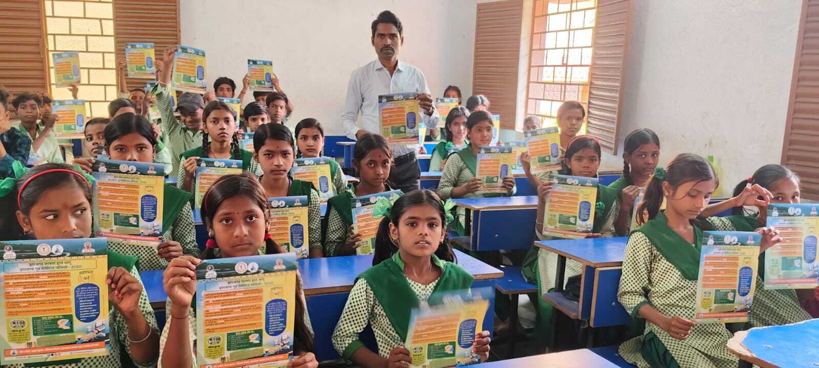 सड़क सुरक्षा समिति ने छात्रों को यातायात नियमों को लेकर किया जागरूक