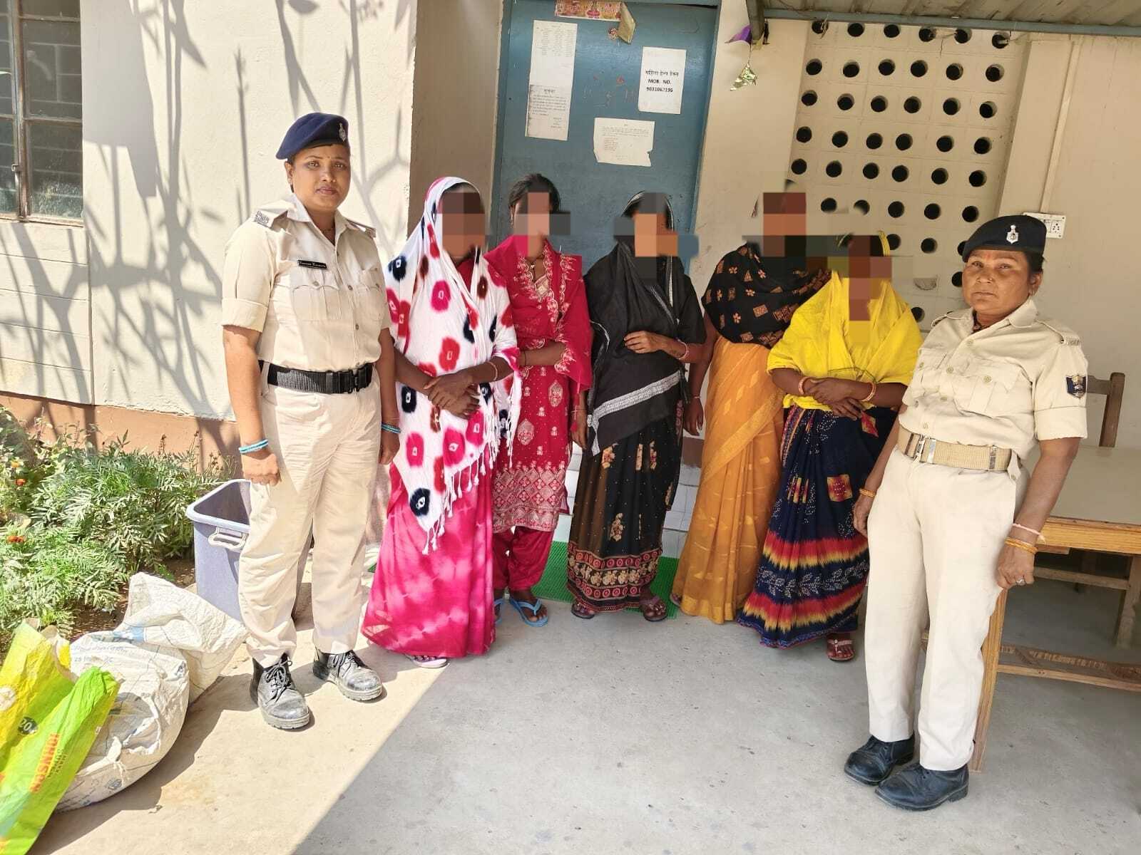Sasaram News : ज्वेलरी दुकान में गहनों की चोरी करती पांच महिलाएं गिरफ्तार