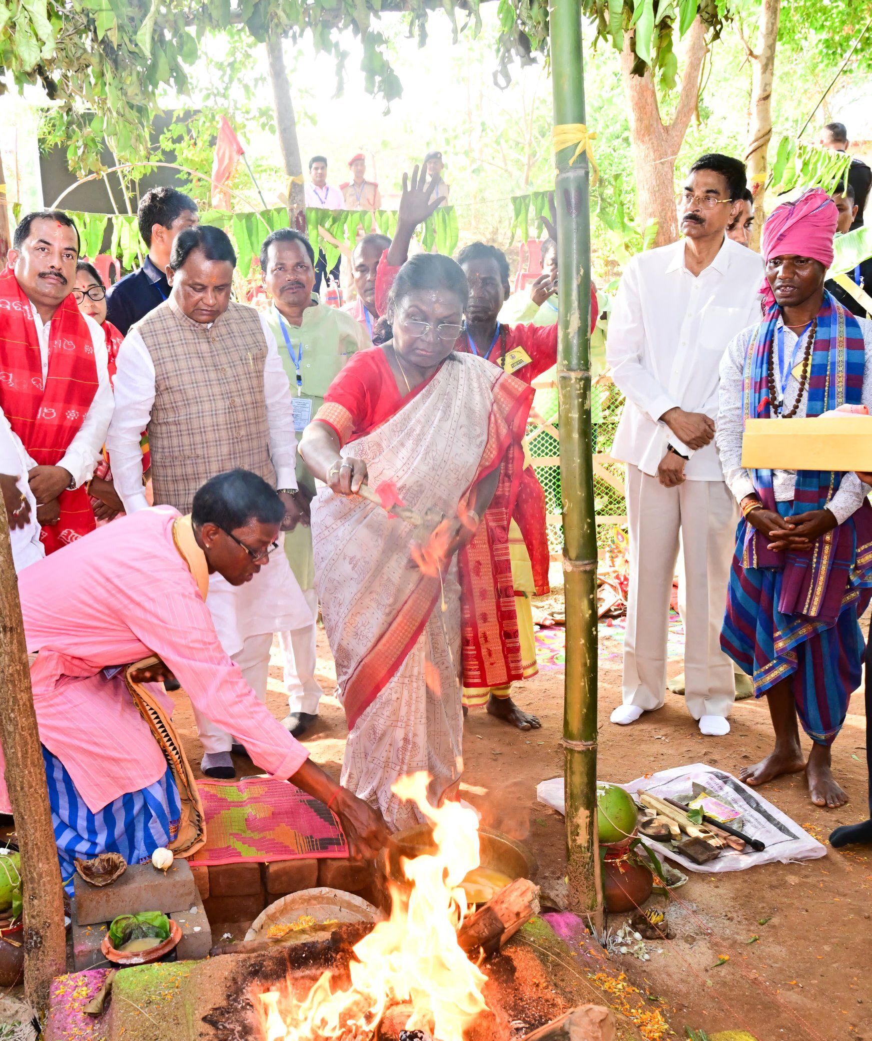 Bhubaneswar News: शिक्षित बने और कल्याणकारी योजनाओं का लाभ उठाये आदिवासी समाज : राष्ट्रपति